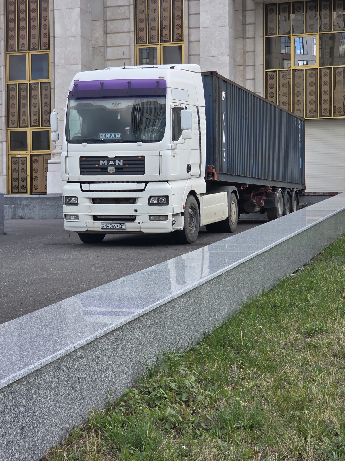 Alem Trans.KZ 40 фут контейнермен MAN тартқышы